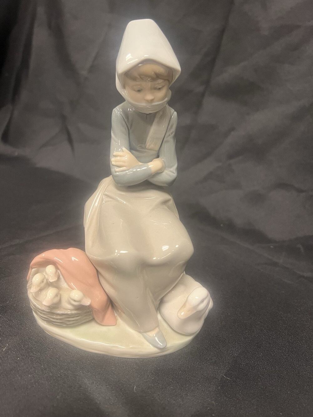 Lladró Porcelain Figurine Girl with Ducks Glossy Blue Gray White Pink Spain